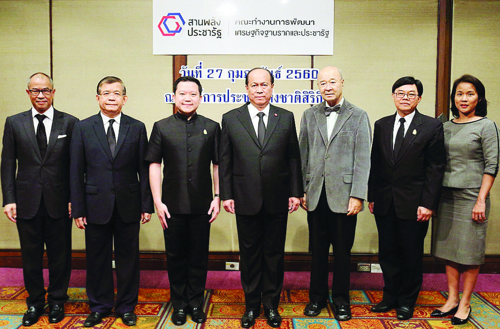 ทิศทาง 2560 - พล.อ.อนุพงษ์ เผ่าจินดา รมว.มหาดไทย และฐาปน สิริวัฒนภักดี  กก.ผอ.ใหญ่ บริษัท ไทยเบฟเวอเรจ จำกัด (มหาชน) ร่วมแถลงข่าว “ผลการดำเนินงานตลอดปี 2559 และทิศทางการดำเนินงานในปี 2560” โดยมี อภิชาติ โตดิลกเวชช์ อธิบดีกรมการพัฒนาชุมชน ประวิช สุขุม ผอ.สำนักสื่อสารองค์กร บริษัท ไทยเบฟเวอเรจ จำกัด (มหาชน) พร้อมด้วยผู้บริหารบริษัท ประชารัฐรักสามัคคี วิสาหกิจเพื่อสังคม (ประเทศไทย) จำกัด ณ ศูนย์การประชุมแห่งชาติสิริกิติ์ เมื่อเร็วๆ นี้