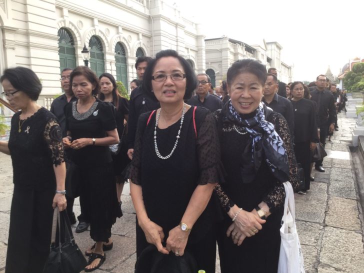 นางประนอม (ขวา)