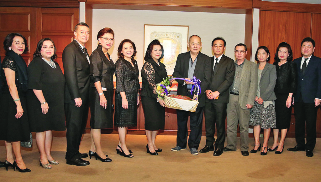 ต้อนรับ - ขรรค์ชัย บุนปาน ประธานกรรมการบริษัท มติชน จำกัด (มหาชน) ให้การต้อนรับอุษณีย์ แสงสิงแก้ว รักษาการกรรมการผู้อำนวยการใหญ่ (ดีดี) บริษัท การบินไทย จำกัด (มหาชน)และคณะ ที่เดินทางมาพบปะแลกเปลี่ยนความคิดเห็น ที่อาคารมติชน  