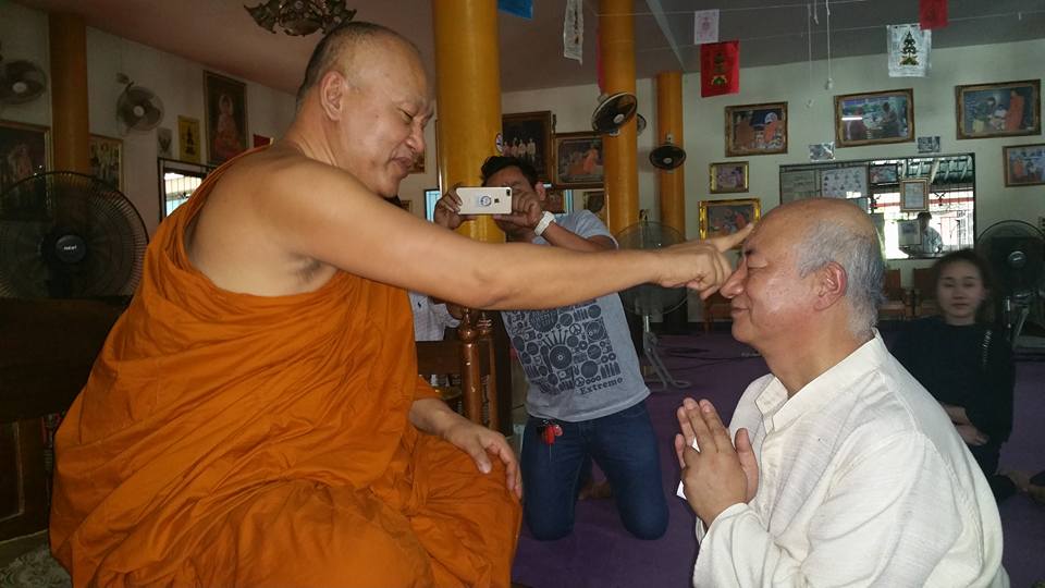 พระอาจารย์มิตซูโอะ คเวสโก ลงนะหน้าทอง