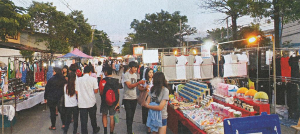  คึกคัก- บรรยากาศการจับจ่ายสินค้าในตลาดนัดและห้างสรรพสินค้าใน จ. มหาสารคาม เริ่มคึกคักหลังจากมีเงินสะพัดจากโครงการช่วยเหลือชาวนา (ภาพและคำบรรยายจาก ประชาชาติธุรกิจ ฉบับวันจันทร์ที่ 27 กุมภาพันธ์-วันพุธที่ 1 มีนาคม 2560 หน้า 23)