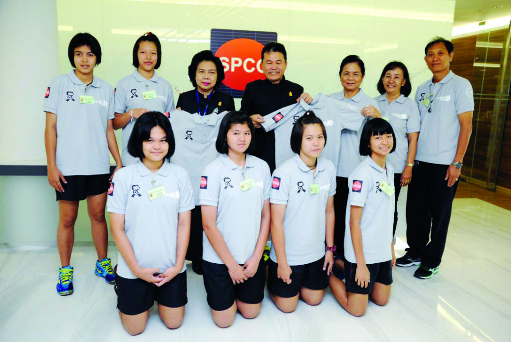 มอบเสื้อทีม - สุทธิพงษ์ จุลเจริญ รองปลัดกระทรวงมหาดไทย วันดี กุญชรยาคง จุลเจริญ ประธานสภาสตรีแห่งชาติ ในพระบรมราชินูปถัมภ์ ร่วมมอบเสื้อทีมวอลเลย์บอลจังหวัดชัยนาท ให้กับ เฉิดฉัน จันทร์งาม ผอ.โรงเรียนอุลิตไพบูลย์อุปถัมภ์ โดยมีอาจารย์ผู้ฝึกสอนและนักกีฬาวอลเลย์บอลหญิง ร่วมรับมอบ ณ บริษัท SPCG สำนักงานใหญ่ ซอยทองหล่อ