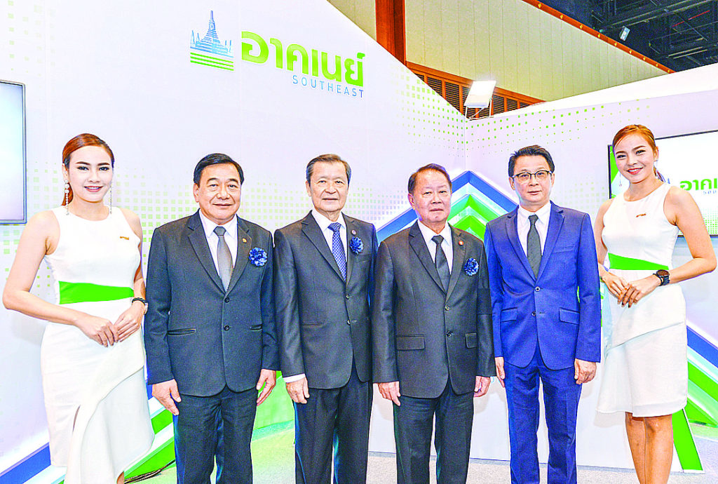 ยิ่งใหญ่ - วิชัย ชีวศรีรุ่งเรือง รองกรรมการผู้จัดการอาวุโส สายงานตัวแทนประกันชีวิต อาคเนย์ ให้การต้อนรับวิสุทธิ์ ศรีสุพรรณ รมช.กระทรวงการคลัง พร้อม สันติ วิริยะรังสฤษฎ์ ประธานจัดงานมหกรรมการเงิน Money Expo 2017 และ ภวัต เลิศมุกดา รองผู้ว่าฯชลบุรี ในพิธีเปิดบูธอาคเนย์ภายใต้แนวคิด “Digital Financial Solutions” ณ ศูนย์ประชุมพีช รอยัล คลิฟ โฮเต็ล กรุ๊ป พัทยา 