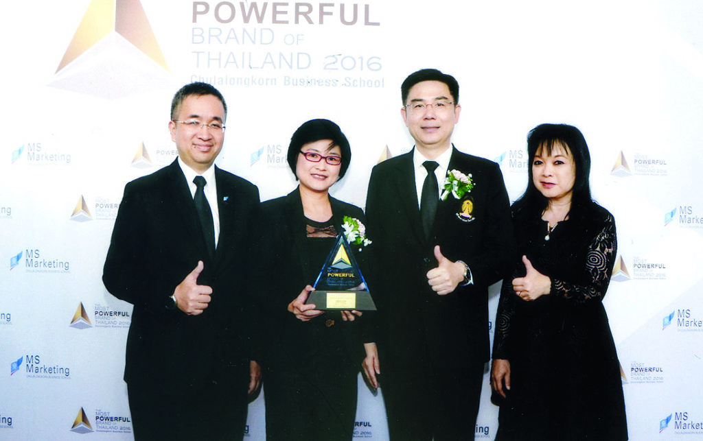 รับรางวัล - ศ.บัณฑิต เอื้ออาภรณ์ อธิการบดีจุฬาลงกรณ์มหาวิทยาลัย มอบรางวัล The Most Powerful Brand 2016 หรือแบรนด์ที่แข็งแกร่ง และทรงพลังที่สุดในประเทศไทย ประจำปี 2016 ให้กับผลิตภัณฑ์ “แบรนด์” โดยมี พุดตาน พงศ์พัฒนาไพบูลย์ ผอ.ฝ่ายการตลาด บริษัท เซเรบอส (ประเทศไทย) จำกัด เป็นผู้แทนรับมอบรางวัล ณ โรงละครเคแบงค์ สยามพิฆเนศ ชั้น 7 สยามสแควร์วัน เมื่อเร็วๆ นี้