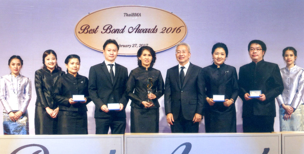 รับรางวัล - บริษัท ทางด่วนและรถไฟฟ้ากรุงเทพ จำกัด (มหาชน) หรือ BEM (บีอีเอ็ม) ได้รับรางวัล Issuer of the Year 2016 จากสมาคมตลาดตราสารหนี้ไทย โดย ปาหนัน โตสุวรรณถาวร รองกรรมการผู้จัดการ รับมอบรางวัลจากรพี สุจริตกุล กรรมการและเลขานุการในคณะกรรมการกำกับหลักทรัพย์และตลาดหลักทรัพย์ ณ โรงแรมพลาซ่า แอทธินี กรุงเทพ เมื่อเร็วๆ นี้