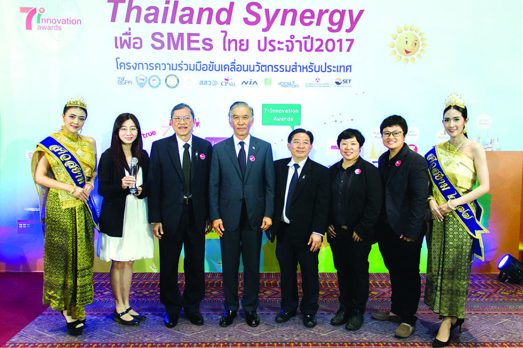 รับรางวัล - ภญ.อัญชลี ชุติไพจิตร ผู้บริหารบริษัท โกลบอล เมดดิคัล (ประเทศไทย) ผู้ผลิตและคิดค้นแบรนด์ผลิตภัณฑ์สาวสยาม ได้รับรางวัลสุดยอดนักประดิษฐ์ด้านเศรษฐกิจ ในงาน “Thailand Synergy เพื่อ SMEs ไทยประจำปี 2017” โดยมี สุเมธ ตันติเวชกุล กก.และเลขาธิการมูลนิธิชัยพัฒนา อิสระ ว่องกุศลกิจ ปธ.กก.หอการค้าไทย และสภาหอการค้าแห่งประเทศไทย ชัยวัฒน์ วิบูลย์สวัสดิ์ ก่อศักดิ์ ไชยรัศมีศักดิ์ ปธ.กก.บมจ.ซีพีออลล์ ร่วมงาน ณ ศูนย์การประชุมแห่งชาติสิริกิติ์ เมื่อเร็วๆ นี้