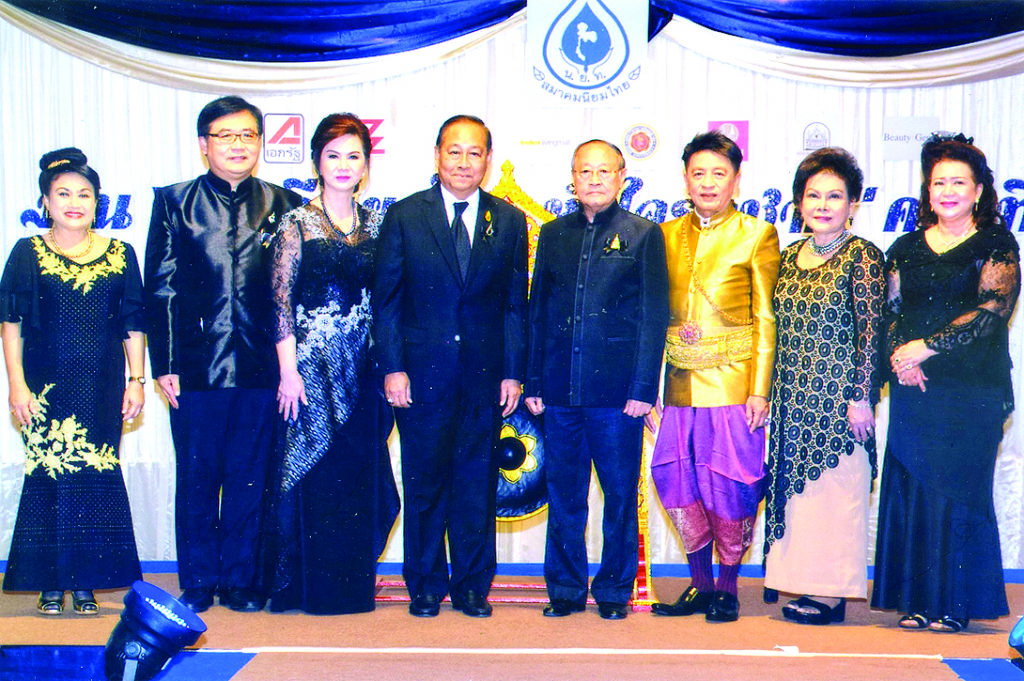ราตรีนิยมไทย - พล.อ.อ.ชลิต พุกผาสุข องคมนตรี เป็น ปธ.ในพิธีเปิดงาน ราตรีนิยมไทย หัวใจรักชาติ ครั้งที่ 3 จัดโดย ผศ.ชลลดา มงคลวนิช นายกสมาคมนิยมไทย โดยมีคณะกรรมการสมาคมฯ และแขกเหรื่อร่วมงานอย่างคับคั่ง อาทิ สุเมธ ตันติเวชกุล พรชัย มงคลวนิช และ ฉวีวรรณ  จันทรัตน์ ณ ห้องเจ้าพระยา รร.มณเฑียร ริเวอร์ไซด์