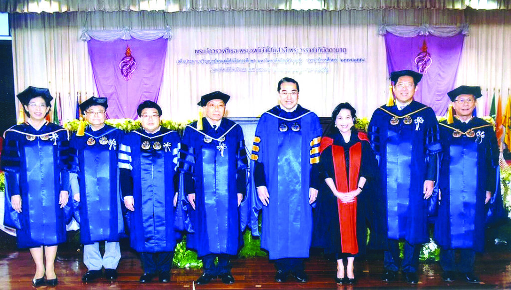 แสดงความยินดี - ศ.ดร.สุรเกียรติ์ เสถียรไทย นายกสภามหาวิทยาลัยอีสเทิร์นเอเชีย และท่านผู้หญิง ดร.สุธาวัลย์ เสถียรไทย แสดงความยินดีกับดุษฎีบัณฑิตกิตติมศักดิ์สาขาต่างๆ อาทิ ฯพณฯ องคมนตรี อรรถนิติ ดิษฐอำนาจ, เจน นำชัยศิริ, ศ.คลินิก พญ.ศิราภรณ์  สวัสดิวร, ลิโต้ คามาโช่ อดีต รมว.การคลังฟิลิปปินส์, ศ.มาซากิ เอ็นโด๊ะ อดีตอธิการบดีมหาวิทยาลัยโกเบอินเตอร์เนชั่นแนล ในพิธีประทานปริญญาบัตรมหาวิทยาลัย เมื่อเร็วๆ นี้