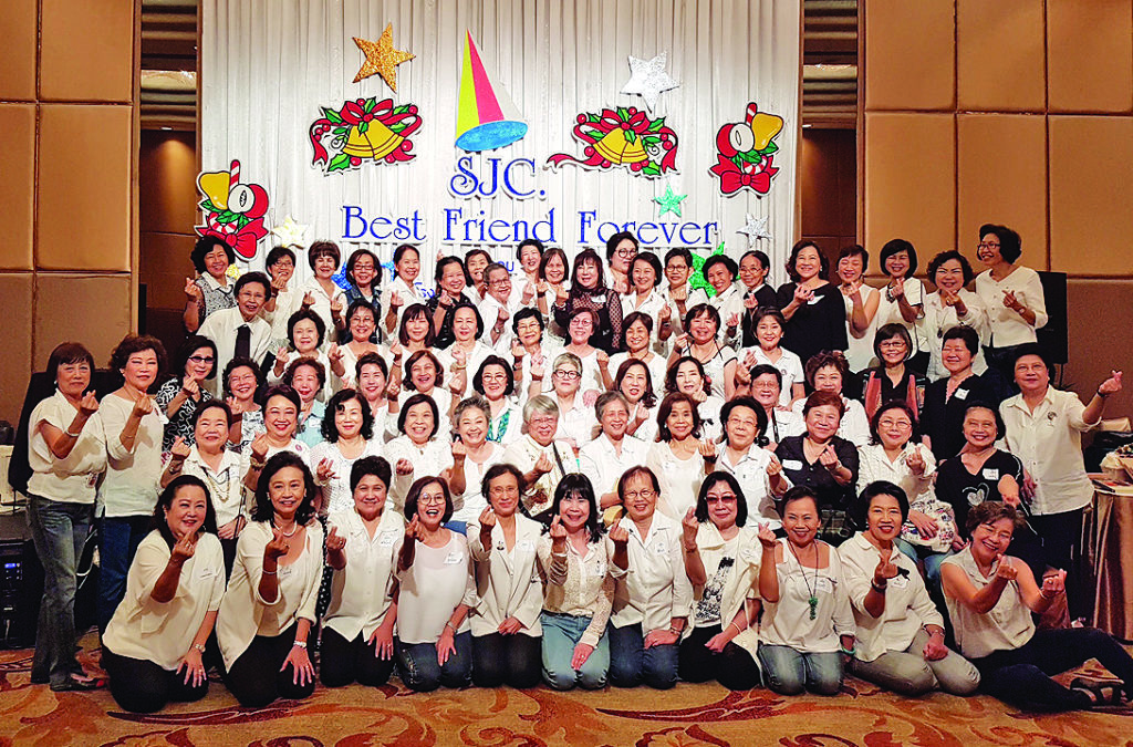 สังสรรค์ -  ศิษย์เก่าเซนต์โยเซฟคอนเวนต์ รุ่น สิริกร มณีรินทร์, อัญชลี บุสสุวัณโณ, ศรีรัตน์ โพธิวรคุณ และอภินันท์ ฉ่ำเฉลิม ลืมแก่นัดปาร์ตี้ระลึกความหลังสังสรรค์กัน ที่ รร.อโนมาแกรนด์ กรุงเทพ เมื่อเร็วๆ นี้ 