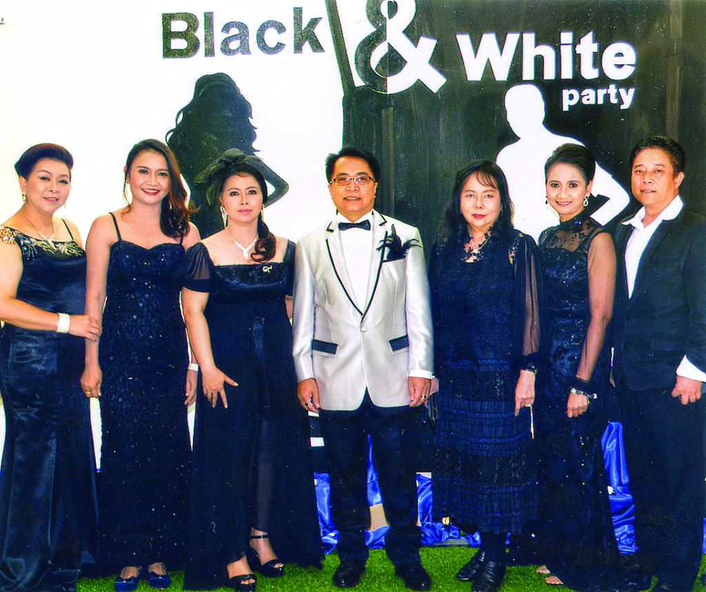 สังสรรค์ - อาทิตย์ ไวทยะพัธน์ ผู้จัดการทั่วไป โรงแรมแมนดาริน จัดงานสังสรรค์พนักงานประจำปี ในธีมแบล็ก แอนด์ ไวท์ (Black and White Staff Party) เพื่อขอบคุณพนักงานที่ร่วมกันตั้งใจทำงานอย่างดีมาตลอดปี ที่ห้องแกรนด์บอลรูม โรงแรมแมนดาริน เมื่อเร็วๆ นี้