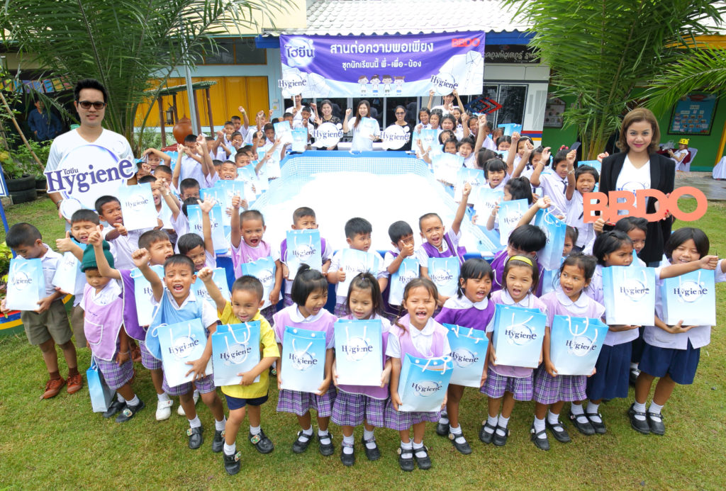 สานต่อพอเพียง  บริษัท ไอ.พี. เทรดดิ้ง จำกัด โดยธิติ ธเนศวรกุล รองกรรมการผู้จัดการ ร่วมมือกับบริษัท บีบีดีโอ กรุงเทพ จำกัด ทิพยจันทน์ หัสดินทร ณ อยุธยา ประธานกรรมการบริหารฝ่ายดูแลลูกค้า จัดทำโครงการสานต่อความพอเพียงชุดนักเรียนนี้ พี่-เพื่อ-น้อง นำทัพแจกชุดนักเรียนที่สามารถขยายได้ 3 ขนาดในชุดเดียว ภายใต้แนวคิดเศรษฐกิจพอเพียงเพื่อสานต่อพระราชปณิธานในพระบาทสมเด็จพระปรมินทรมหาภูมิพลอดุลยเดช เพื่อต่ออายุการใช้งานของชุดนักเรียนให้นานขึ้น ลดภาระค่าใช้จ่ายของผู้ปกครอง พร้อมแจกผลิตภัณฑ์ดูแลเสื้อผ้าแบบครบวงจรไฮยีน ที่โรงเรียนตำรวจตระเวนชายแดนบ้านปิล๊อกคี่ จ.กาญจนบุรี 