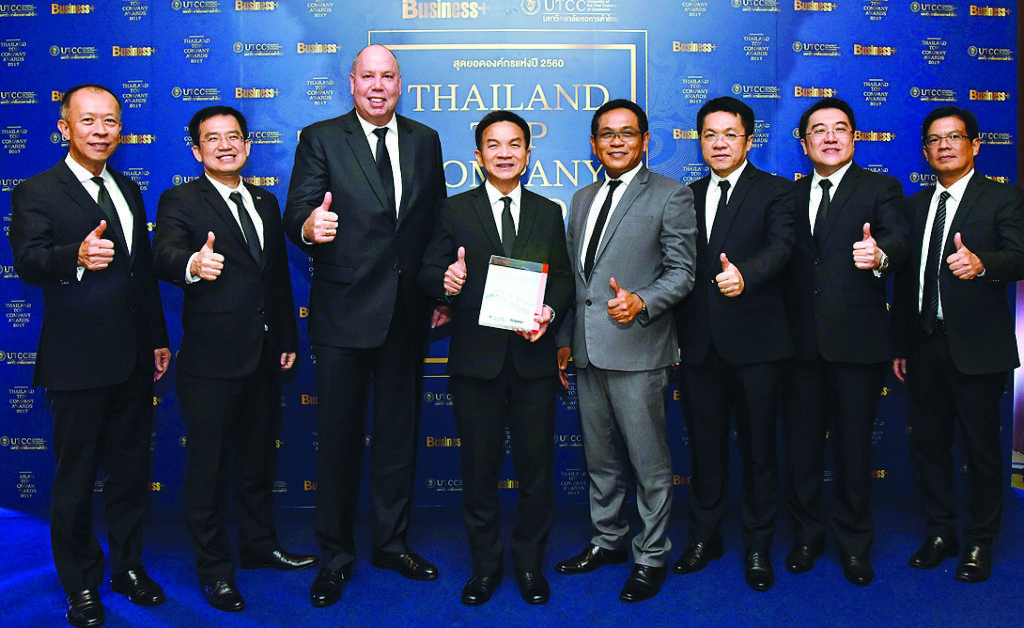 สุดยอดองค์กร - สมเจตน์ หมู่ศิริเลิศ ปธ.จนท.บห.และ กก.ผจก.ใหญ่ ธนาคารธนชาต จำกัด (มหาชน) นำทีมผู้บริหารรับรางวัล Most Admired Company Award จากงาน Thailand Top Company Awards 2017 : สุดยอดองค์กรแห่งปี 2560 ซึ่งจัดโดยนิตยสาร Business+ และมหาวิทยาลัยหอการค้าไทย มอบรางวัลให้กับองค์กรธุรกิจที่ประสบความสำเร็จในด้านต่างๆ ณ ห้องนภาลัยบอลรูม โรงแรมดุสิตธานี กรุงเทพฯ เมื่อเร็วๆ นี้  