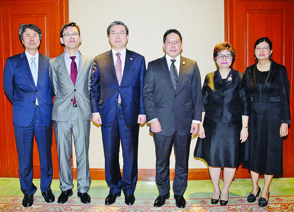 ส่งเสริม SMEs - สาลินี วังตาล ผอ.สำนักงานส่งเสริมวิสาหกิจขนาดกลางและขนาดย่อม (สสว.) นำ ยอง ซับ จู ผู้บริหารสูงสุดของ SMBA (Small and Medium Business Administration) สาธารณรัฐเกาหลี เข้าเยี่ยม อุตตม สาวนายน รมว.อุตสาหกรรม เพื่อหารือแนวทางความร่วมมือการส่งเสริม SMEs ร่วมกัน ณ โรงแรม เดอะ สุโกศล กรุงเทพฯ เมื่อเร็วๆ นี้