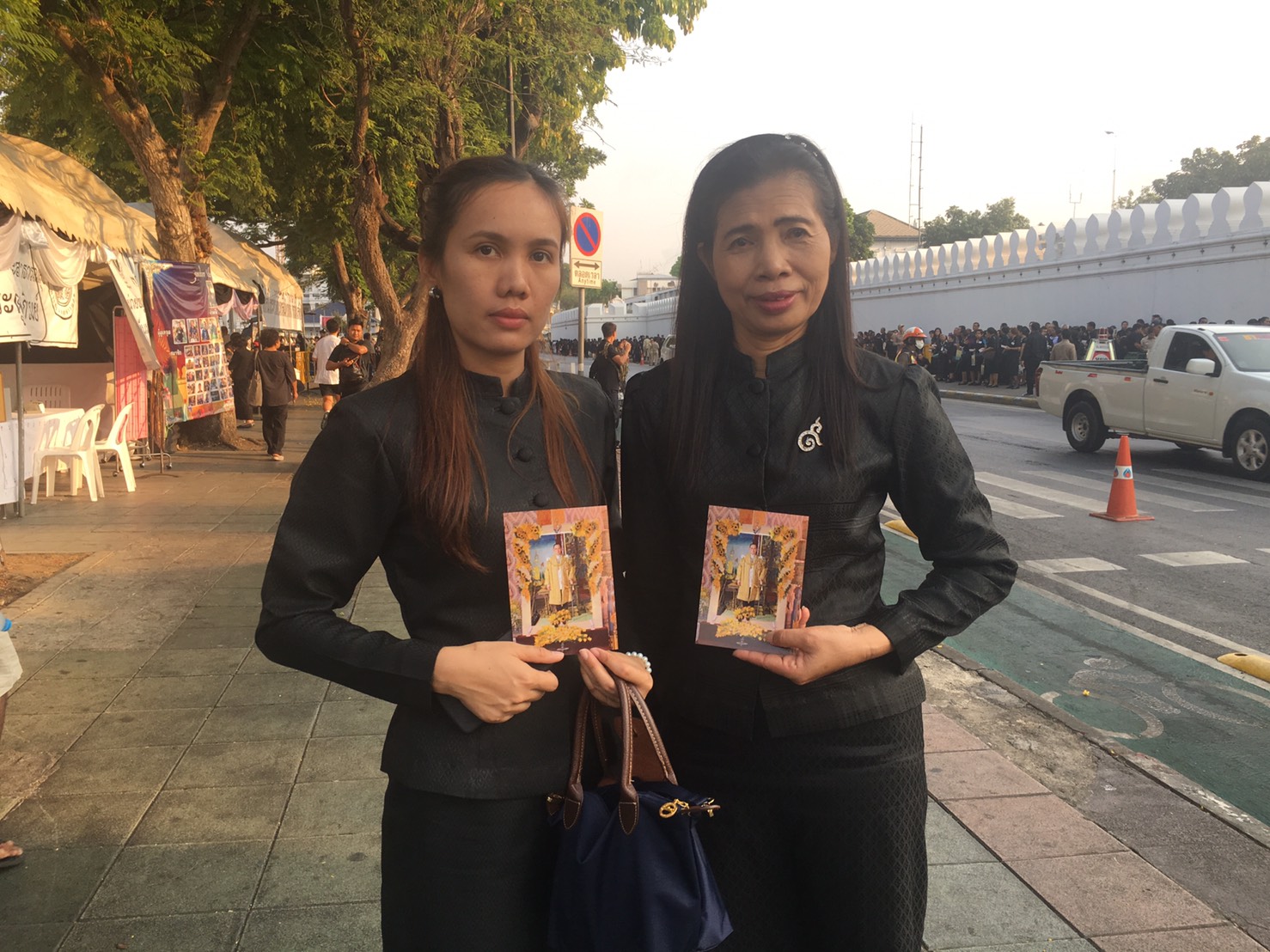 อารีย์ (ขวา)