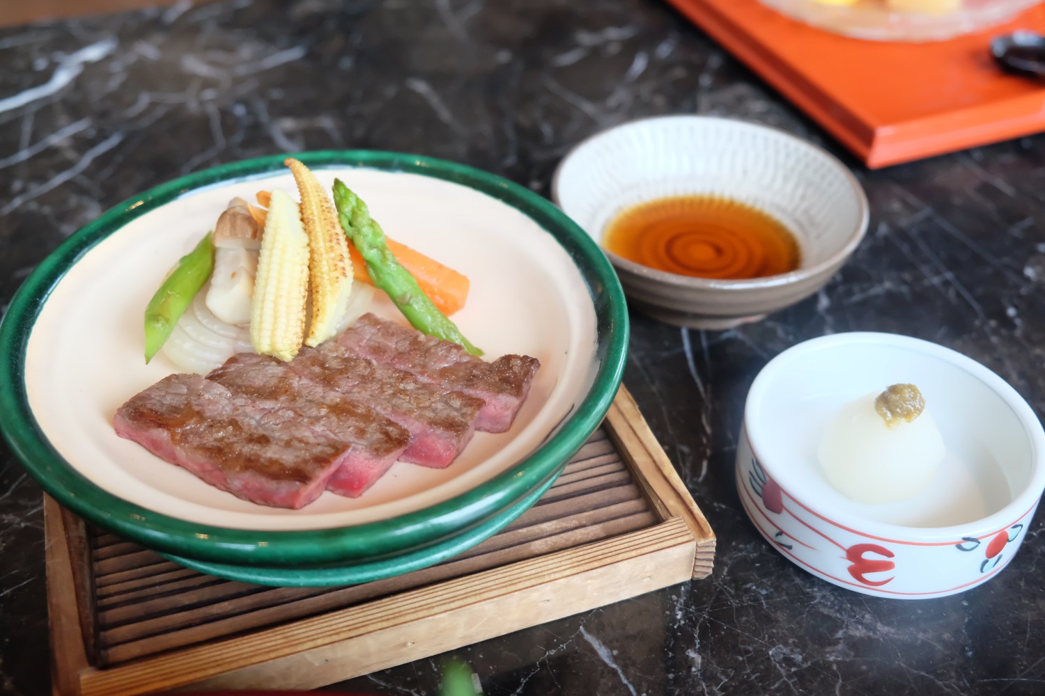 เนื้อย่างกับผักต่างๆ