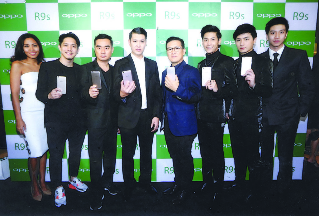 เปิดตัว - ชานนท์ จิรายุกุล ผู้บริหารสูงสุดฝ่ายขาย บริษัท ไทย ออปโป้ จำกัด เปิดตัวโทรศัพท์มือถือ OPPO R9s โดยมีอมาตย์ นิมิตภาคย์ ภูริต เนติมงคลชัย พัฒน์ชัย ภักดีสู่สุข พีรวัส แสงโพธิรัตน์ ปราชญา เรืองโรจน์ ม.ร.ว.แม้นนฤมาส ยุคล และอธิศ กฤตยาพงศ์พันธุ์ ร่วมงาน ณ โรงละครอักษรา คิงเพาเวอร์