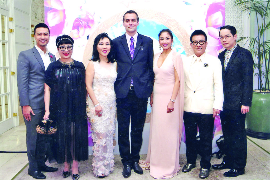 เปิดตัว - รุจิตร สุธนะเสรีพร กก.ผจก.เครื่องสำอางซิสเล่ย์ในประเทศไทย จัดงานเปิดตัว "อิเชีย (Izia)" โดยมี สมศักดิ์ ชลาชล, สุริยน ศรีอรทัยกุล, ศรัยฉัตร จีระแพทย์, จามร จีระแพทย์, นันทวัน แสงธรรมกิจกุล และ นิโคลาส เชนีเยร์ ร่วมยินดี ณ ห้องรีเจนซี่ รร.แมนดาริน โอเรียนเต็ล กรุงเทพฯ