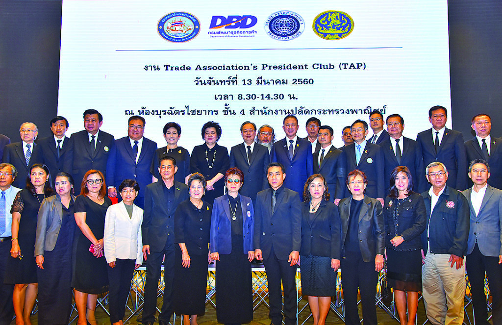 เปิดโครงการ - สนธิรัตน์ สนธิจิรวงศ์ รัฐมนตรีช่วยว่าการกระทรวงพาณิชย์ พร้อมด้วย บรรจงจิตต์ อังศุสิงห์ อธิบดีกรมพัฒนาธุรกิจการค้า ร่วมเปิดตัวโครงการ Trade Associations President Club (TAP Club) เพื่อพัฒนาผู้บริหารสมาคมการค้าให้มีความรู้ ความสามารถ และผลักดันให้เป็นกลไกหลักในการช่วยพัฒนาผู้ประกอบการขนาดกลาง และเล็ก (SMEs) และพัฒนาธุรกิจที่อยู่ในเครือข่ายให้มีความก้าวหน้า ณ ห้องบุรฉัตรไชยากร ชั้น 4 สำนักงานปลัด กระทรวงพาณิชย์ เมื่อเร็ว ๆ นี้