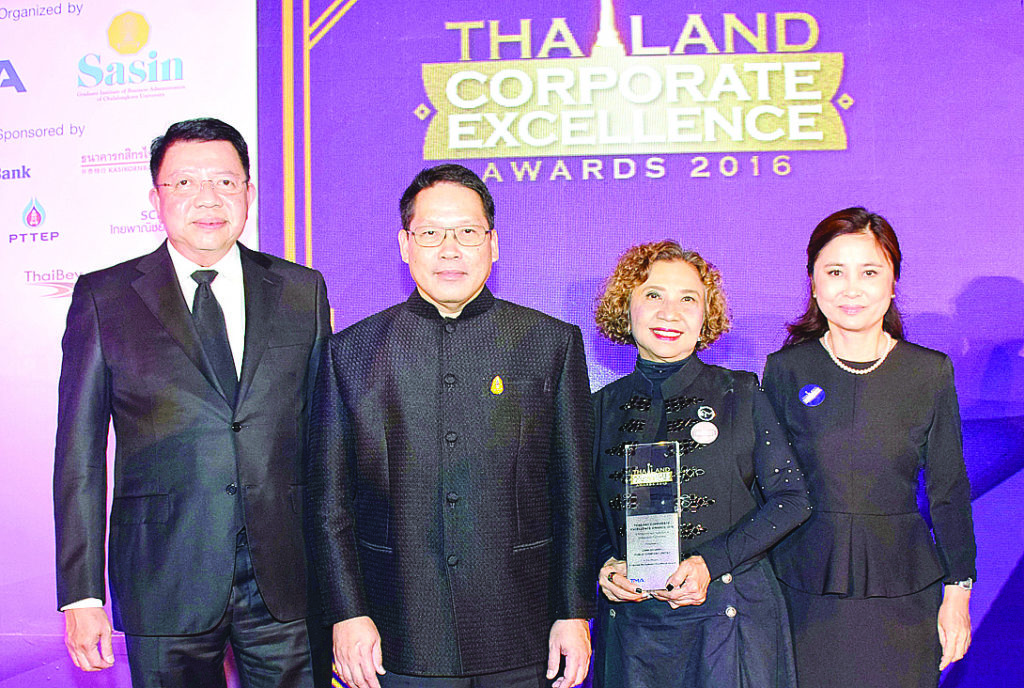 เป็นเลิศ - อุตตม สาวนายน รัฐมนตรีว่าการกระทรวงอุตสาหกรรม ประธานมอบรางวัล Distinguish Awards จากโครงการ “THAILAND CORPORATE EXCELLENCE AWARDS 2016” สาขาความเป็นเลิศในการบริหารจัดการโดยรวม ให้กับ บุษบา ดาวเรือง ประธานเจ้าหน้าที่บริหารกลุ่ม บริษัท จีเอ็มเอ็ม แกรมมี่ จำกัด (มหาชน) โดยมี วิสิฐ ตันติสุนทร และประภาวดี มณีอินทร์ ร่วมงาน ณ โรงแรมสยาม เคมปินสกี้ เมื่อเร็วๆ นี้