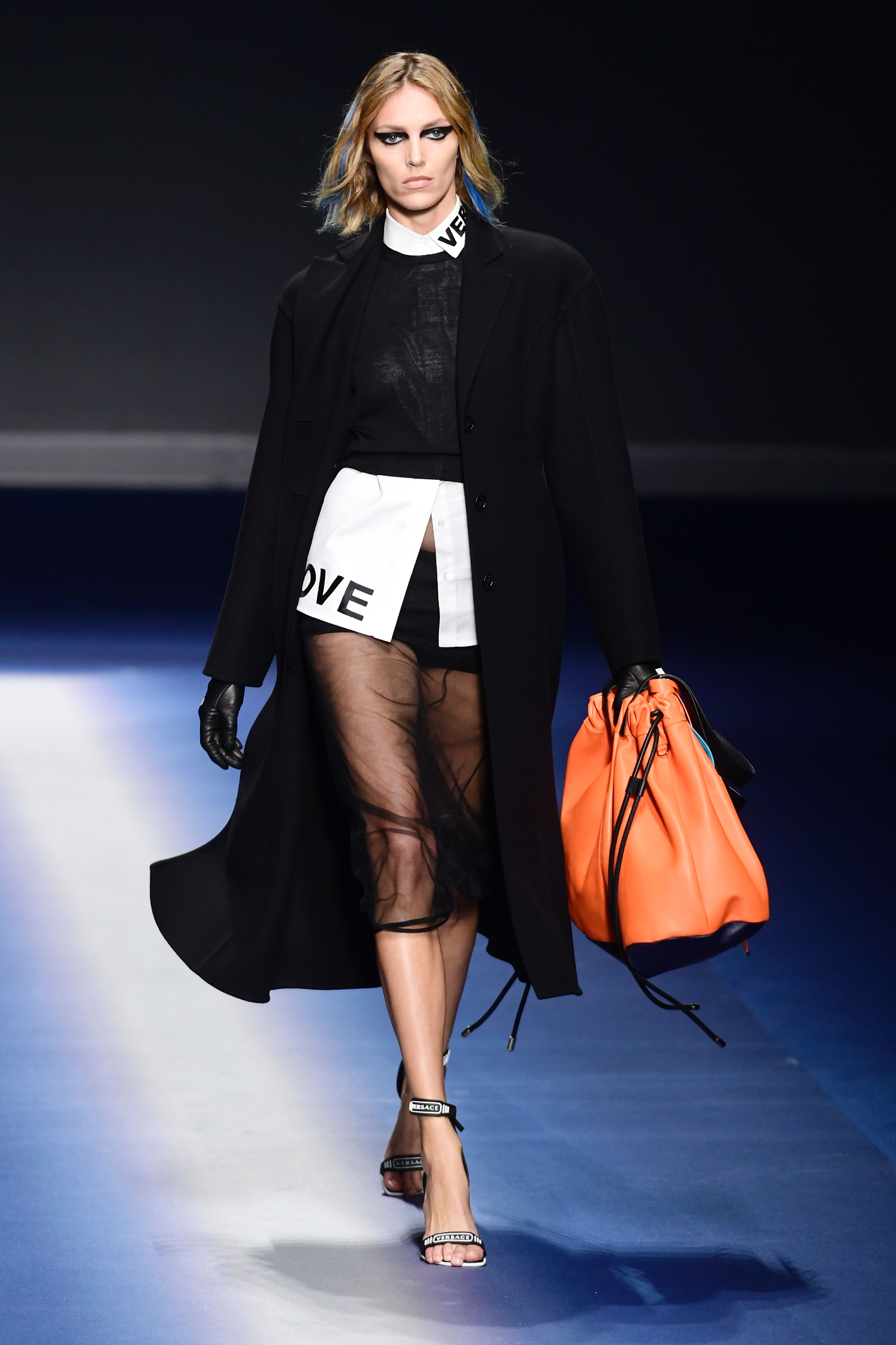 A model presents a creation for fashion house Versace during the Women's Fall/Winter 2017/2018 fashion week in Milan, on February 23, 2017. / AFP PHOTO / Miguel MEDINA