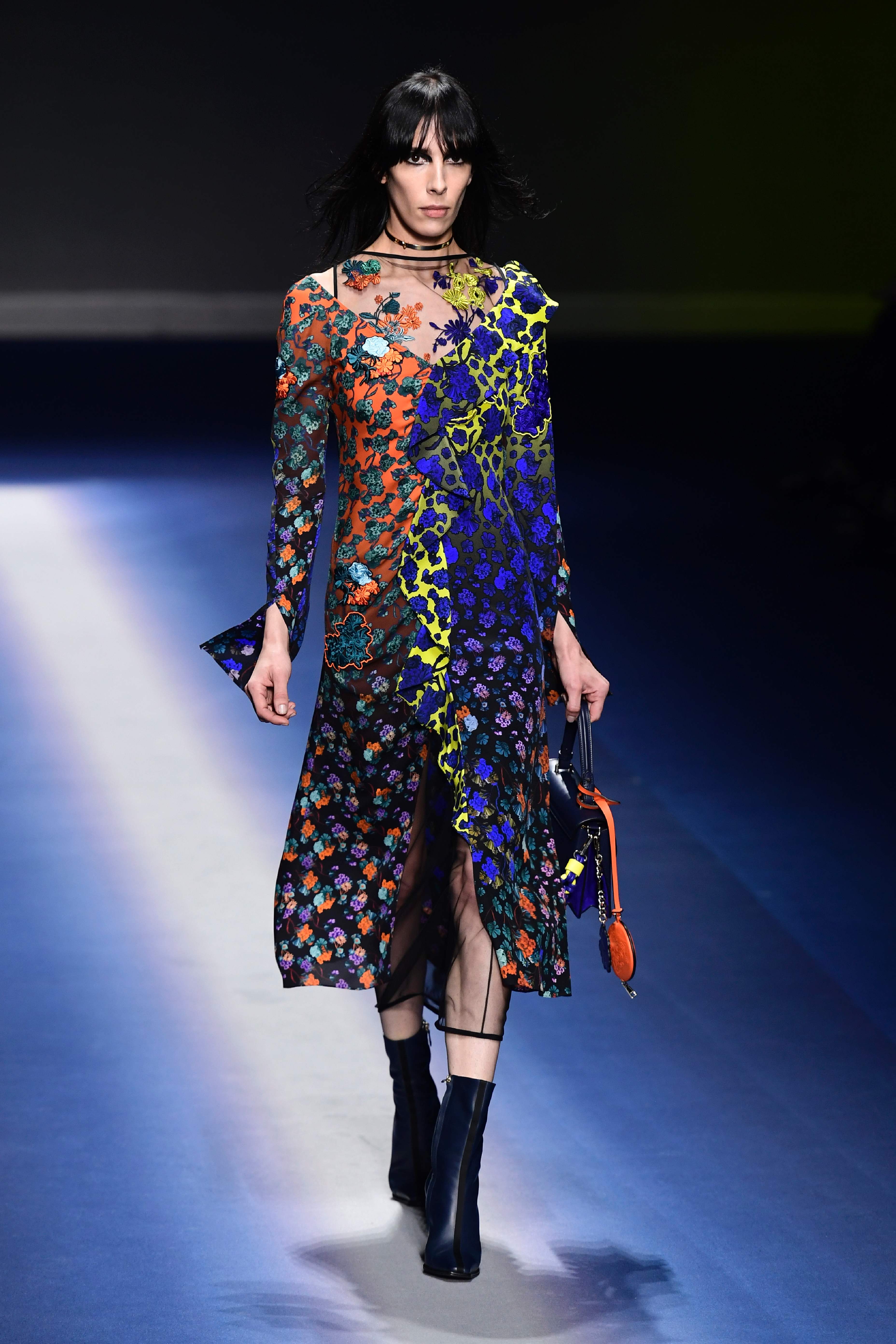 A model presents a creation for fashion house Versace during the Women's Fall/Winter 2017/2018 fashion week in Milan, on February 23, 2017. / AFP PHOTO / Miguel MEDINA
