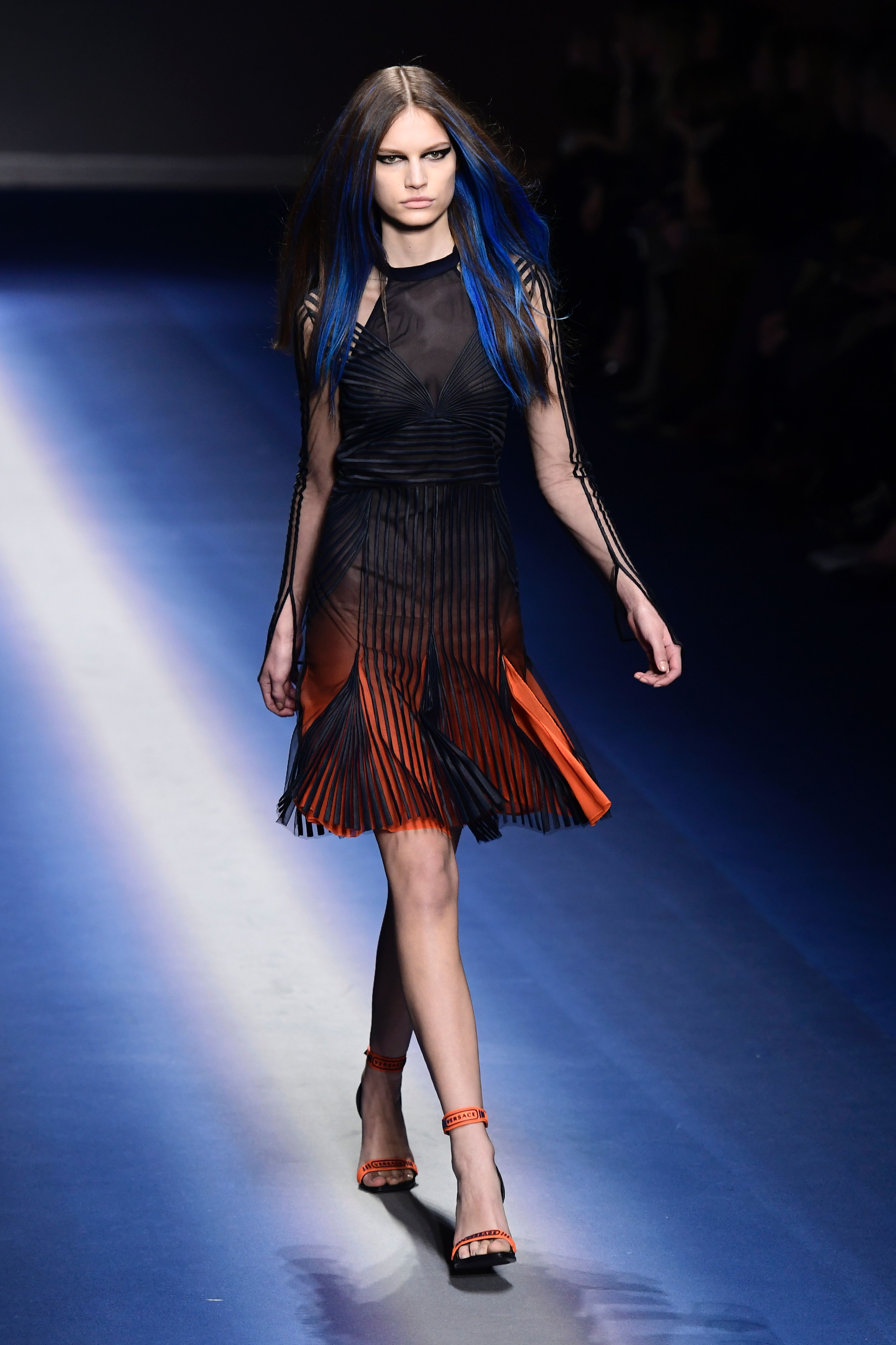 A model presents a creation for fashion house Versace during the Women's Fall/Winter 2017/2018 fashion week in Milan, on February 23, 2017. / AFP PHOTO / Miguel MEDINA