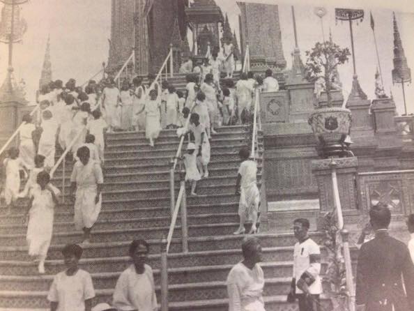 ชาวบ้านแต่งขาวขึ้นขวายสักการะพระบรมศพพระบาทสมเด็จพระมงกุฎเกล้าเจ้าอยู่หัวบนพระเมรุมาศ