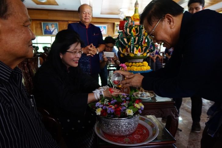 100460 แห่รับหญิงหน่อย31