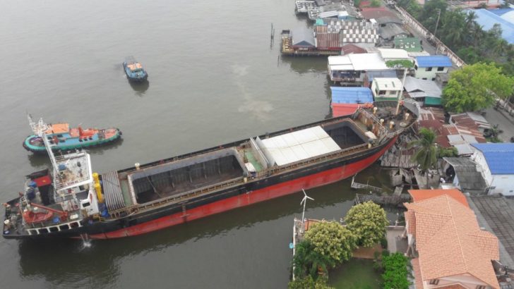 เรือขนสินค้าชนบ้าน