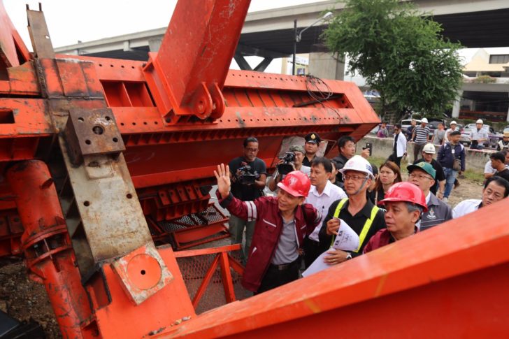 คานเหล็กสร้างรถไฟฟ้าหล่นทับคนงาน