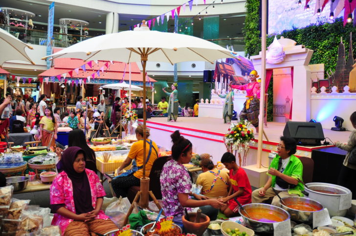 21.เต็มอิ่มกับการเลือกซื้ออาหารพื้นบ้านคาว-หวาน ในบรรยากาศวิถีชีวิตแบบไทย
