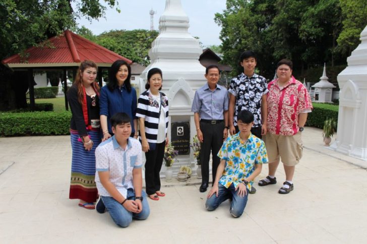 ยิ่งลักษณ์ทำบุญสงกรานต์