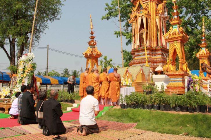 สกลนคร_ญาตโยมศษยานศษยสวดทอดผาบงสกลไรสงขารหลวงพอ2_-_Copy