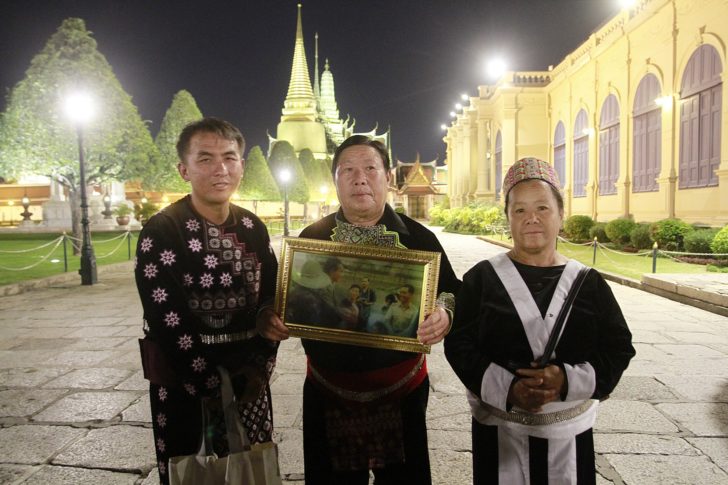 ลุงหล้า ครอบครัว และเพื่อน ขณะรอกราบพระบรมศพที่พระบรมมหาราชวัง