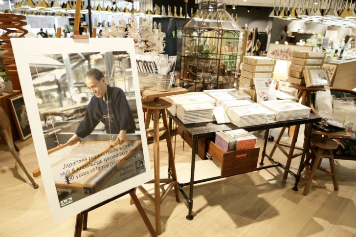 12.ชุดอุปกรณ์ย้อมสีกระดาษอะวากามิที่ Awagami Factory นำมาจำห