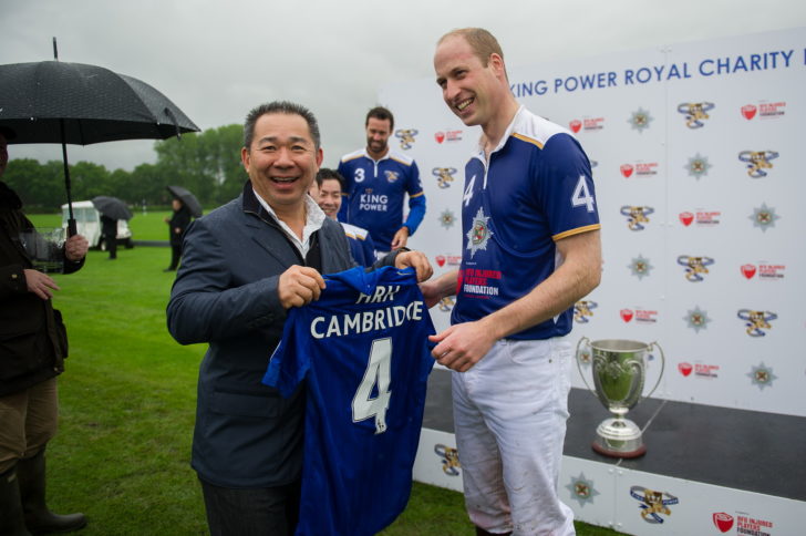 3.เจ้าชายวิลเลี่ยม รับมอบเสื้อการแข่งขัน จากวิชัย ศรีวัฒนประภา