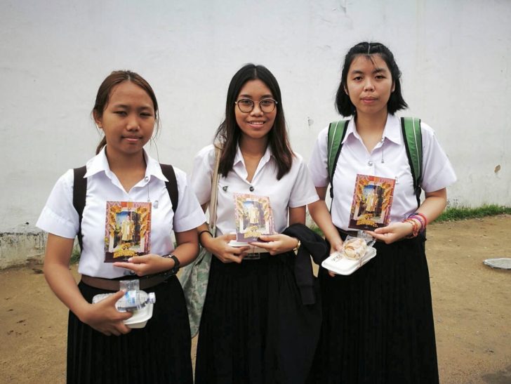 กาญจนา,ณัฐธิดา (ซ้าย,กลาง) นิศานาถ (ขวา)