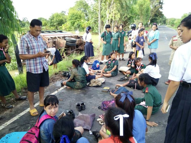 รถโรงเรียนคว่ำ01