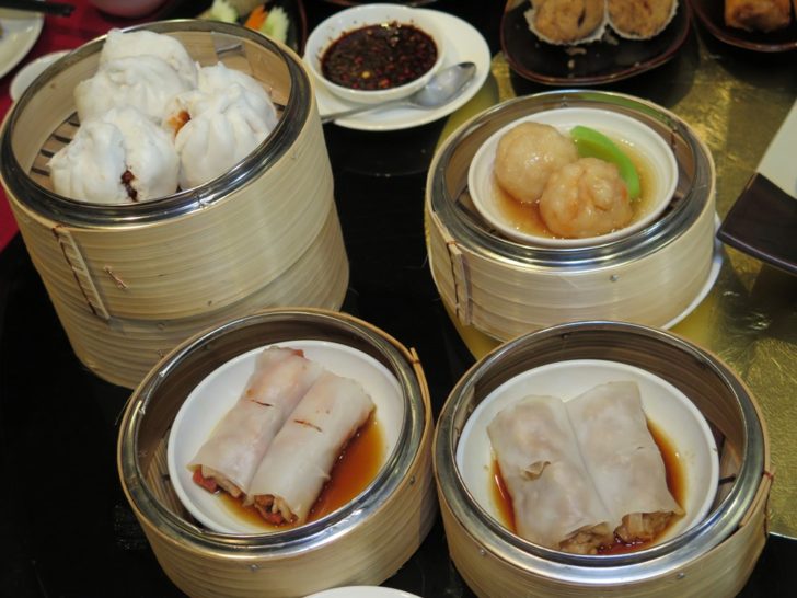 12SuiSian ก๋วยเตี๋ยวหลอดไส้รวมและไส้หมูแดง ลูกชิ้นกุ้งผักโสภณ และซาลาเปาหมูแดง