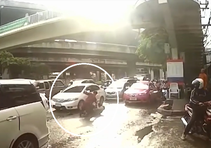 กลางถนน