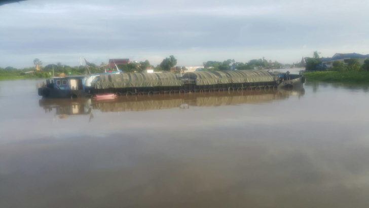 เรือน้ำตาลชนตอหม้อ