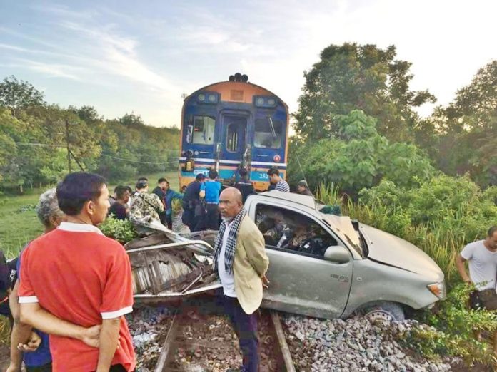ชุมพร-รถไฟชนกระบะ2-696x522