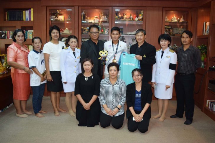 นักฟุตบอลทีมชาติไทย