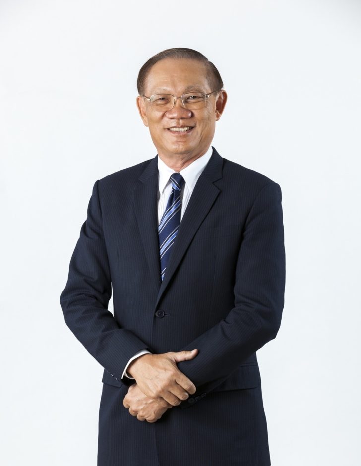 นายประทีป ตั้งมติธรรม