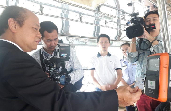 นายประยูร ช่วยแก้ว รักษาการ ผอ.ขสมก. กำลังทดสอบเครื่องอีทิกเก็ต