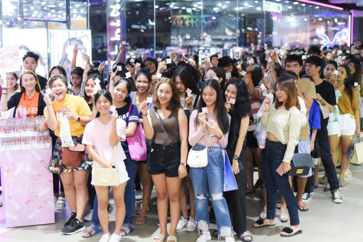 วันแรกของการเปิดขาย หน้าร้าน EveandBoy
