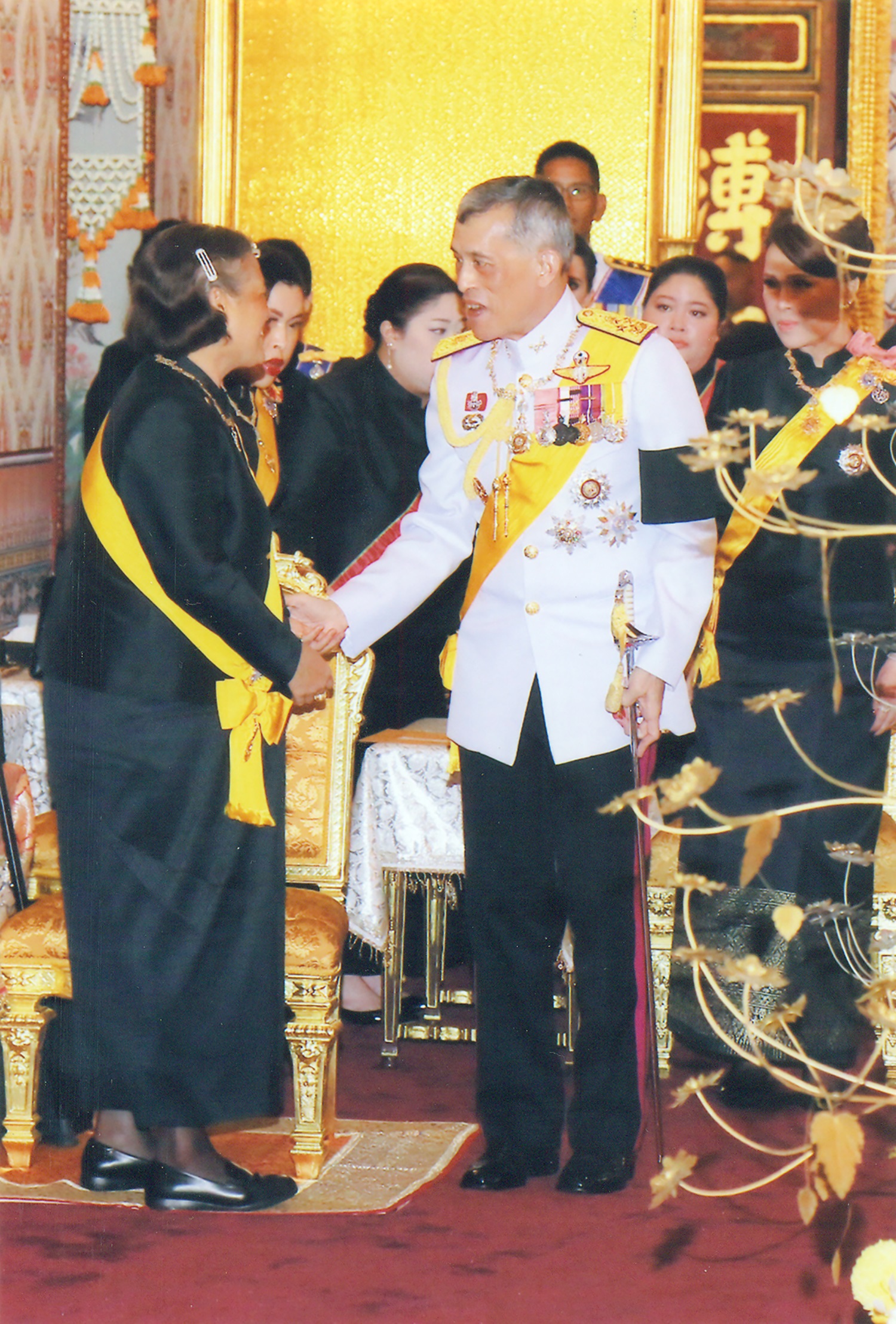 ร 10 สวรรคต : ในหลวง ร.10 พร้อมพระบรมวงศานุวงศ์ ทรงบำเพ็ญพระราชกุศลครบ 1 ... - สมเด็จพระรามาธิบดีศรีสุรินทร บรมจักรพรรดิศร บวรมหาธรรมิกราชาธิราช (ในกฎหมายลักษณะอาญาหลวง) พระราชประวัติ