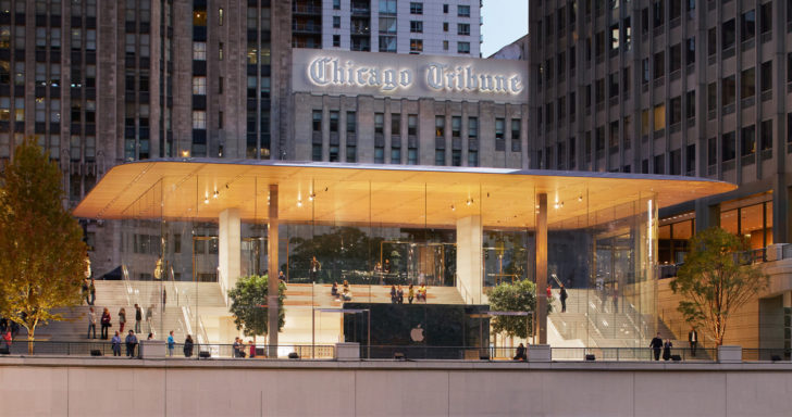 michigan_ave_chicago_pioneer_court_front_entrance