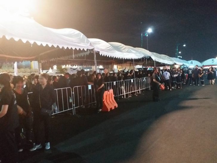 กราบพระบรมศพ01