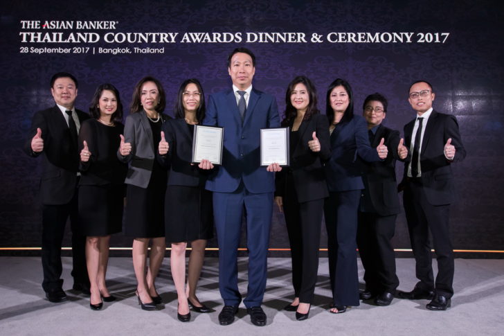 ภาพผู้บริหาร รับรางวัล Best Foreign Retail Bank in Thailand 01